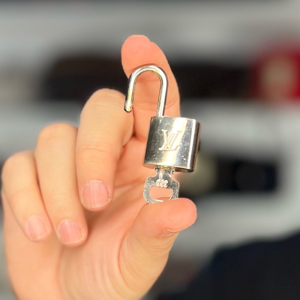 LV SILVER LOCK AND KEY 323